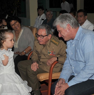 Asisten Raúl y Díaz-Canel a fiesta de quince en la escuela especial “Solidaridad con Panamá”