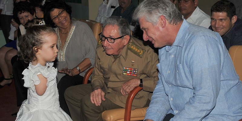 Asisten Raúl y Díaz-Canel a fiesta de quince en la escuela especial “Solidaridad con Panamá”