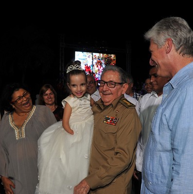 Asisten Raúl y Díaz-Canel a fiesta de quince en la escuela especial “Solidaridad con Panamá”