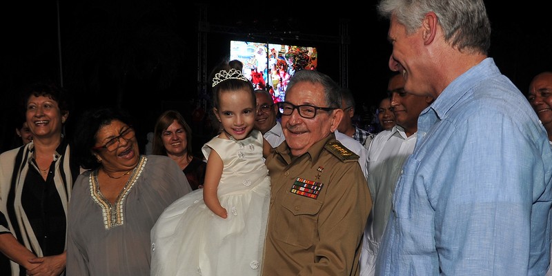 Asisten Raúl y Díaz-Canel a fiesta de quince en la escuela especial “Solidaridad con Panamá”