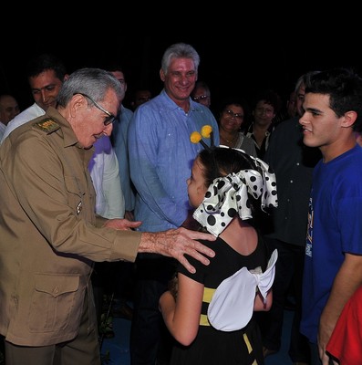 Asisten Raúl y Díaz-Canel a fiesta de quince en la escuela especial “Solidaridad con Panamá”