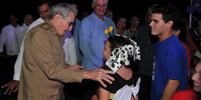 Asisten Raúl y Díaz-Canel a fiesta de quince en la escuela especial “Solidaridad con Panamá”