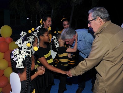 Asisten Raúl y Díaz-Canel a fiesta de quince en la escuela especial “Solidaridad con Panamá”