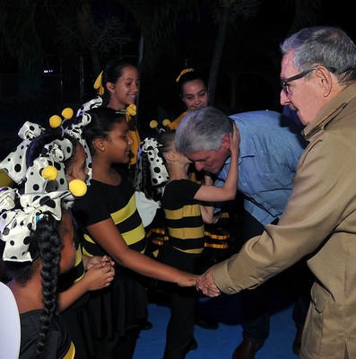 Asisten Raúl y Díaz-Canel a fiesta de quince en la escuela especial “Solidaridad con Panamá”