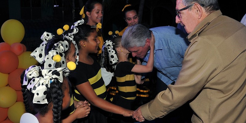 Asisten Raúl y Díaz-Canel a fiesta de quince en la escuela especial “Solidaridad con Panamá”