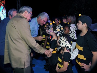 Asisten Raúl y Díaz-Canel a fiesta de quince en la escuela especial “Solidaridad con Panamá”