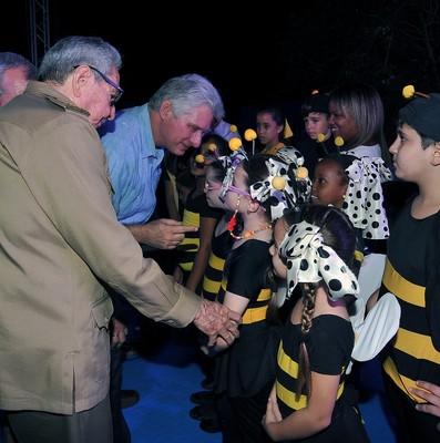 Asisten Raúl y Díaz-Canel a fiesta de quince en la escuela especial “Solidaridad con Panamá”