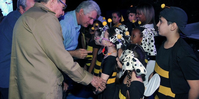 Asisten Raúl y Díaz-Canel a fiesta de quince en la escuela especial “Solidaridad con Panamá”