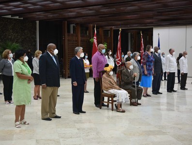 Entrega del título honorífico de Héroe del Trabajo de la República de Cuba