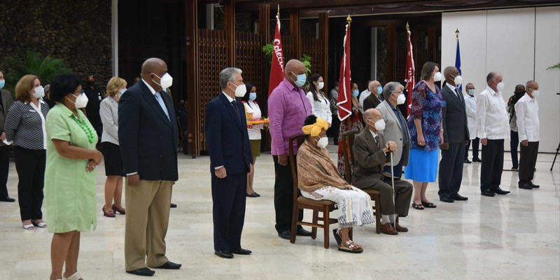 Entrega del título honorífico de Héroe del Trabajo de la República de Cuba