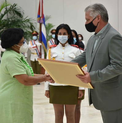 Entrega del título honorífico de Héroe del Trabajo de la República de Cuba