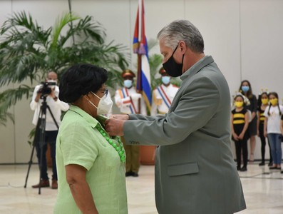Entrega del título honorífico de Héroe del Trabajo de la República de Cuba