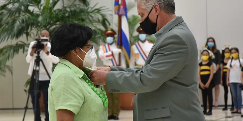 Entrega del título honorífico de Héroe del Trabajo de la República de Cuba