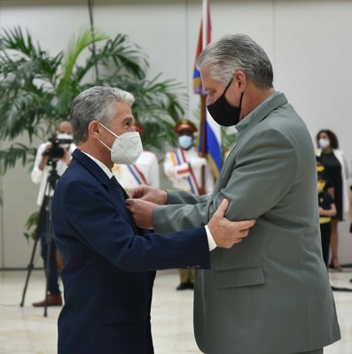 Entrega del título honorífico de Héroe del Trabajo de la República de Cuba