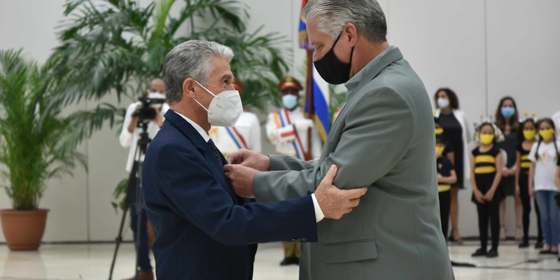 Entrega del título honorífico de Héroe del Trabajo de la República de Cuba