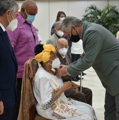 Entrega del título honorífico de Héroe del Trabajo de la República de Cuba