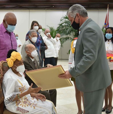 Entrega del título honorífico de Héroe del Trabajo de la República de Cuba