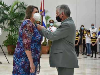 Entrega del título honorífico de Héroe del Trabajo de la República de Cuba