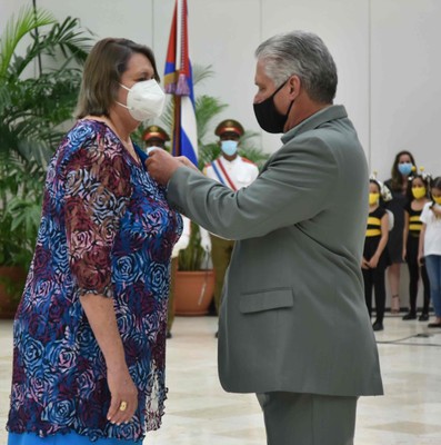 Entrega del título honorífico de Héroe del Trabajo de la República de Cuba