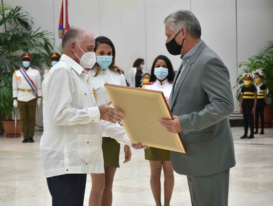 Entrega del título honorífico de Héroe del Trabajo de la República de Cuba
