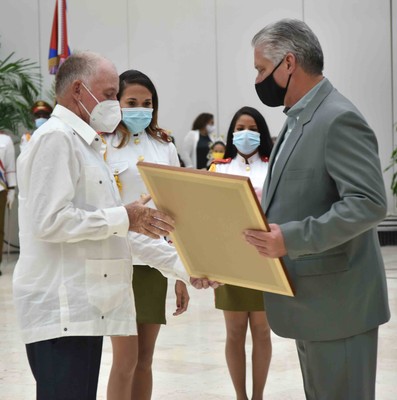 Entrega del título honorífico de Héroe del Trabajo de la República de Cuba