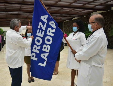 Entrega del título honorífico de Héroe del Trabajo de la República de Cuba