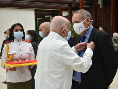 Entrega del título honorífico de Héroe del Trabajo de la República de Cuba