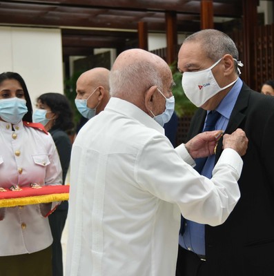 Entrega del título honorífico de Héroe del Trabajo de la República de Cuba