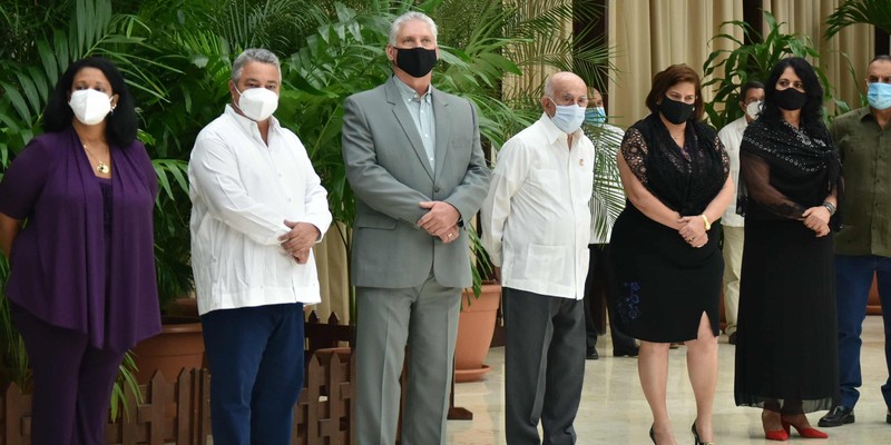 Entrega del título honorífico de Héroe del Trabajo de la República de Cuba