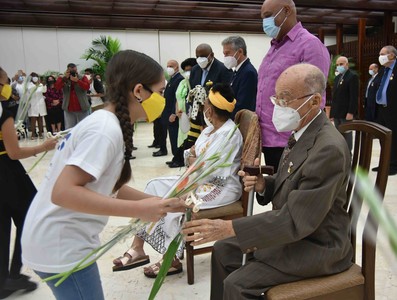 Entrega del título honorífico de Héroe del Trabajo de la República de Cuba