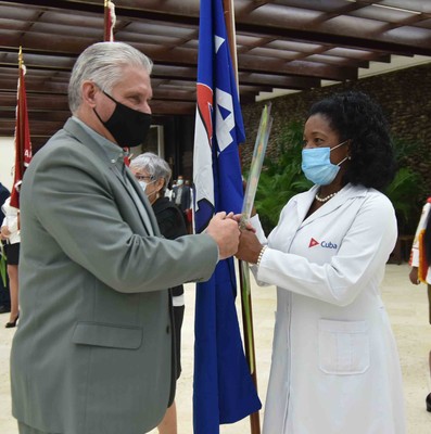 Entrega del título honorífico de Héroe del Trabajo de la República de Cuba