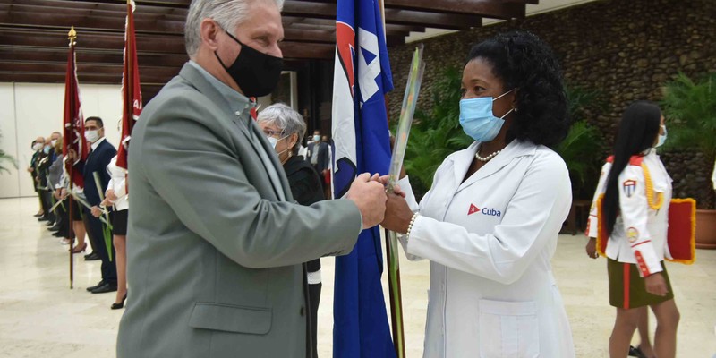 Entrega del título honorífico de Héroe del Trabajo de la República de Cuba
