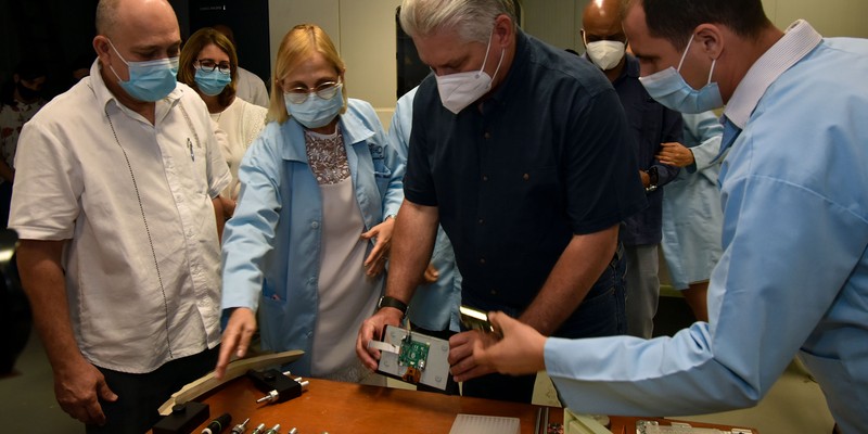 Visita del Presidente Miguel Díaz-Canel a INMUNOENSAYO. 30 de marzo 2021     Fotos: Estudios Revolución