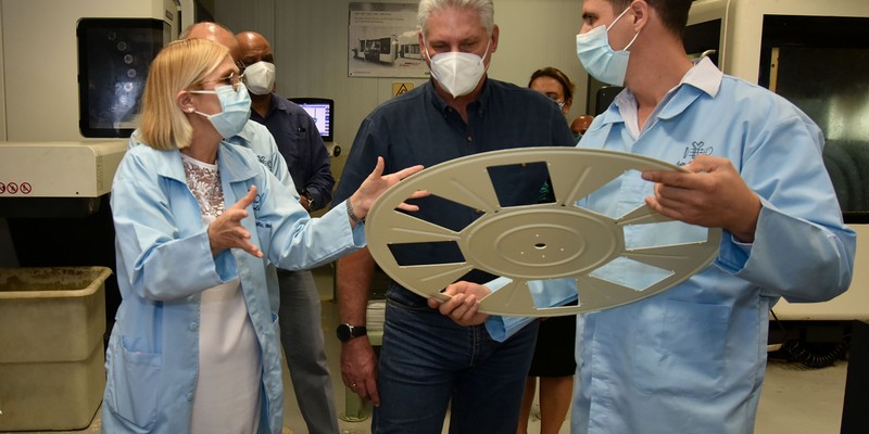 Visita del Presidente Miguel Díaz-Canel a INMUNOENSAYO. 30 de marzo 2021     Fotos: Estudios Revolución