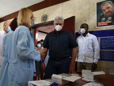 Visita del Presidente Miguel Díaz-Canel a INMUNOENSAYO. 30 de marzo 2021     Fotos: Estudios Revolución
