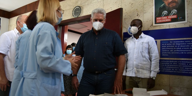 Visita del Presidente Miguel Díaz-Canel a INMUNOENSAYO. 30 de marzo 2021     Fotos: Estudios Revolución