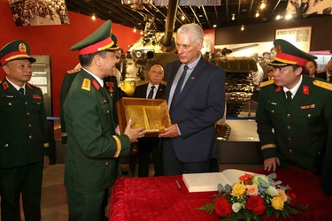 Presidente Díaz-Canel en Vietnam 119