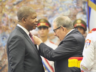 El General de Ejército Raúl Castro impone la Orden José Martí al Presidente de Angola