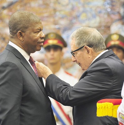 El General de Ejército Raúl Castro impone la Orden José Martí al Presidente de Angola