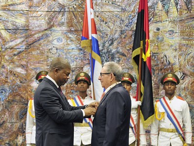 El General de Ejército Raúl Castro impone la Orden José Martí al Presidente de Angola