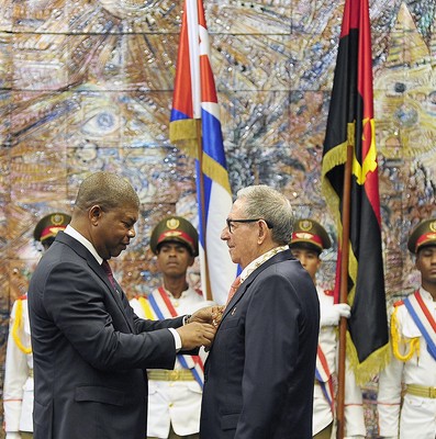 El General de Ejército Raúl Castro impone la Orden José Martí al Presidente de Angola