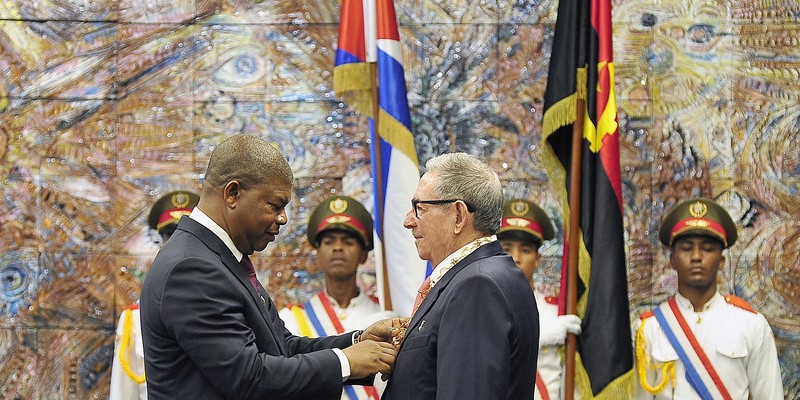 El General de Ejército Raúl Castro impone la Orden José Martí al Presidente de Angola