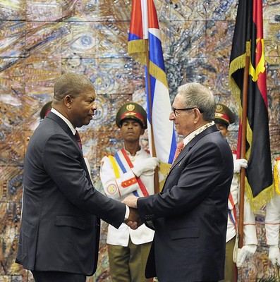 El General de Ejército Raúl Castro impone la Orden José Martí al Presidente de Angola