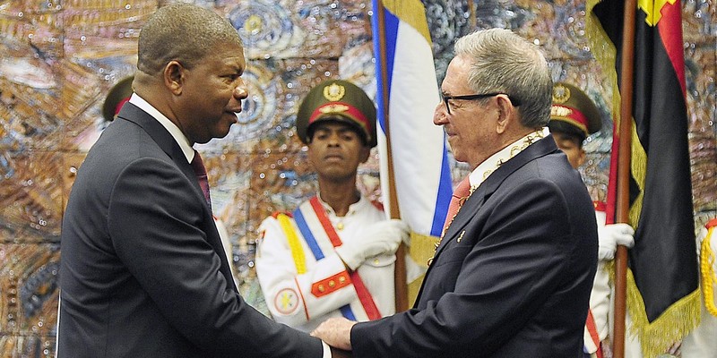 El General de Ejército Raúl Castro impone la Orden José Martí al Presidente de Angola