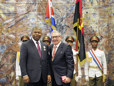 El General de Ejército Raúl Castro impone la Orden José Martí al Presidente de Angola