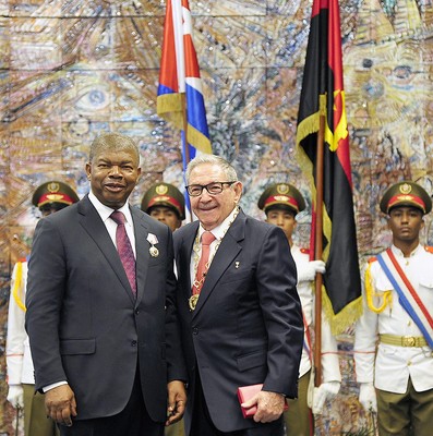 El General de Ejército Raúl Castro impone la Orden José Martí al Presidente de Angola