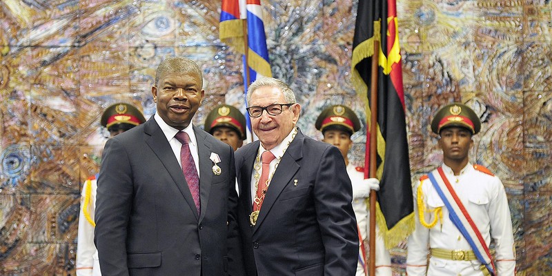 El General de Ejército Raúl Castro impone la Orden José Martí al Presidente de Angola