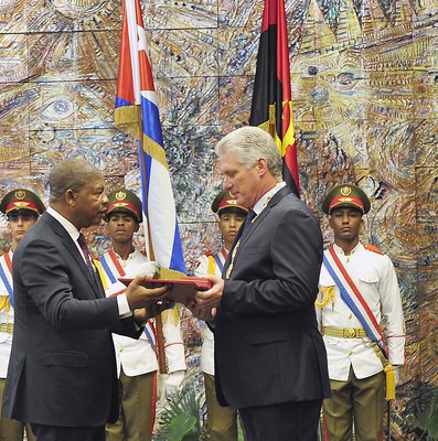 El General de Ejército Raúl Castro impone la Orden José Martí al Presidente de Angola