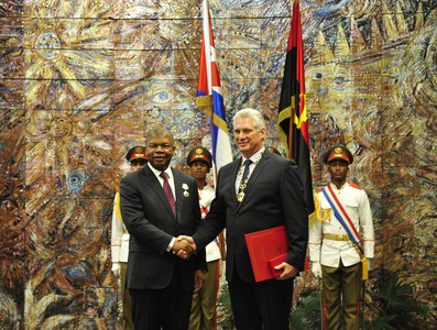 El General de Ejército Raúl Castro impone la Orden José Martí al Presidente de Angola