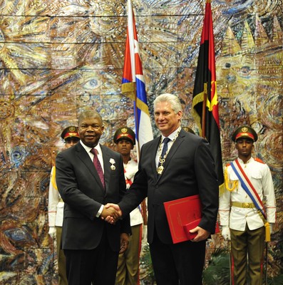 El General de Ejército Raúl Castro impone la Orden José Martí al Presidente de Angola